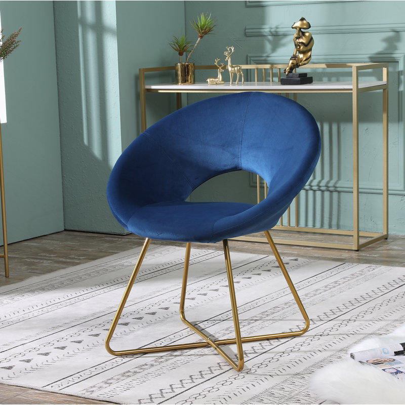 Luxueux fauteuil d'appoint rembourré avec base robuste, offrant confort et style pour des moments de détente à la maison.