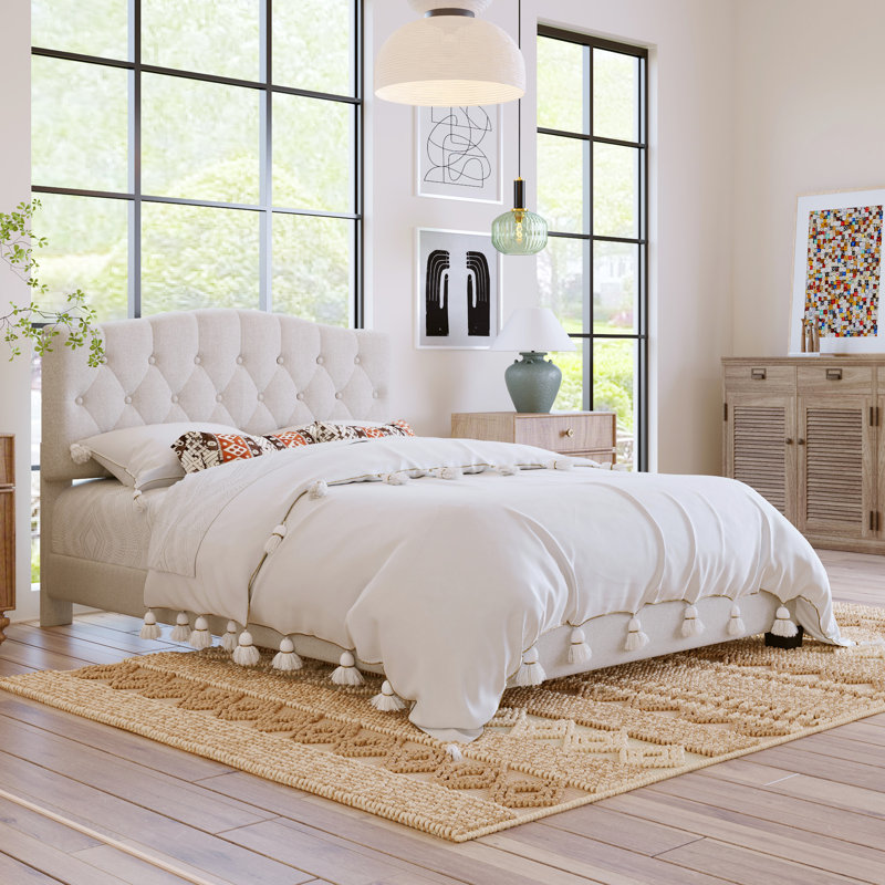 Grand lit plateforme tapissier beige avec tête de lit chic et coussin d'ameublement Graceful Saddle Curved & Design
