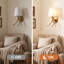 Applique murale rustique en faux bois à 1 lumière à intensité variable avec abat-jour en tissu blanc, applique murale en laiton pour chambre à coucher et couloir