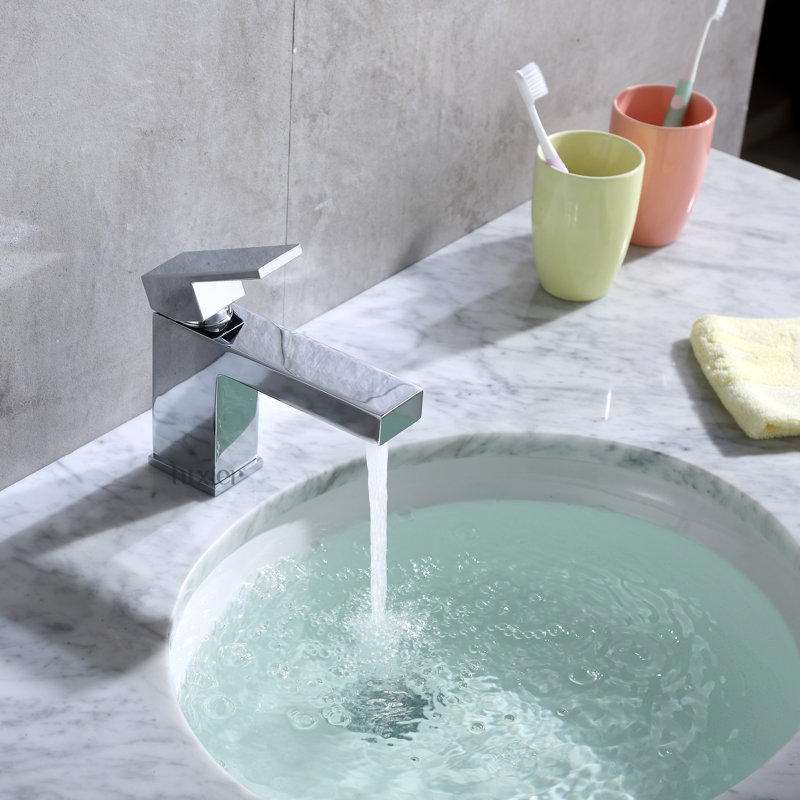 Single Hole Bathroom Faucet with Drain Assembly, Chrome