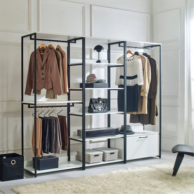 Système de garde-robe autoportant en bois avec cadre en métal