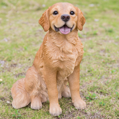 Statue golden retriever assis