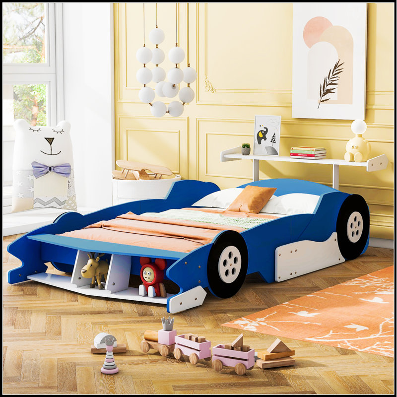 Lit plateforme en forme de voiture de course avec roues, construction robuste et conception réaliste pour les enfants et les amateurs de voitures