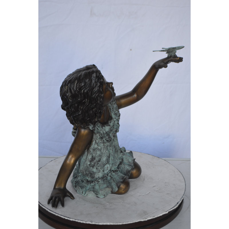 Statue fille jouant avec un papillon en bronze - statue décorative coulée à la main Bethany, L 21 po x l 15 po x H 19 po