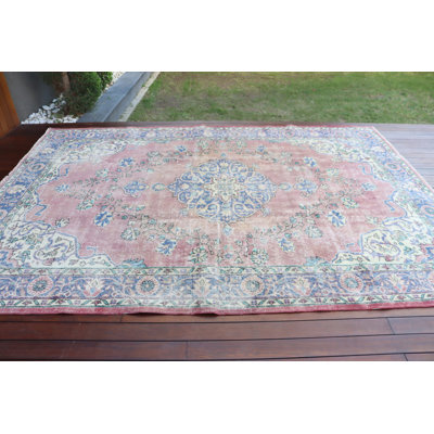 Tapis turc rétro à motif médaillon floral rose et bleu pastel pour un décor de style antique