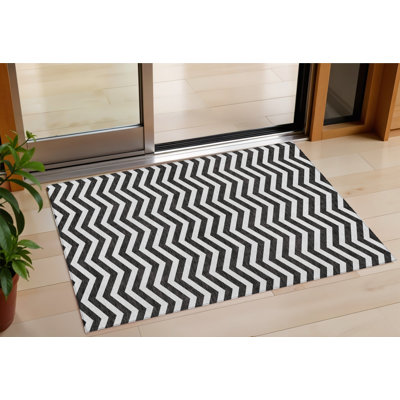 Tapis intérieur lavable à chevrons noir et ivoire 3 pi x 5 pi