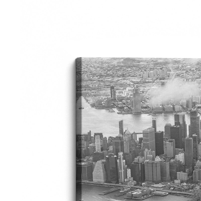«Manhattan Through the Clouds» par Garima Dhawan, reproduction d'art, H 18 po x l 24 po, Toile tendue, Ne s’applique pas