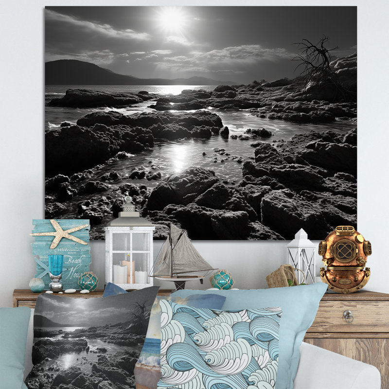 Plage rocheuse noire et blanche sur toile, H 30 po x l 40 po x P 1,5 po, Toile tendue