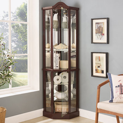 Vitrine d'angle en verre exquis avec tablettes réglables, barre lumineuse et décoration sculptée pour mettre en valeur des objets précieux