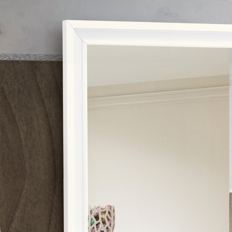 Charmant miroir avec une finition captivante et un attrait polyvalent pour les espaces élégants., Blanc
