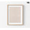 Moments 1 par Design Fabrikken, décor de salle d'attente de spa neutre beige doux, décor de cabinet de plastique, art mural