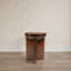 Table d'appoint en demi-sphère en bois de manguier avec pieds solides
