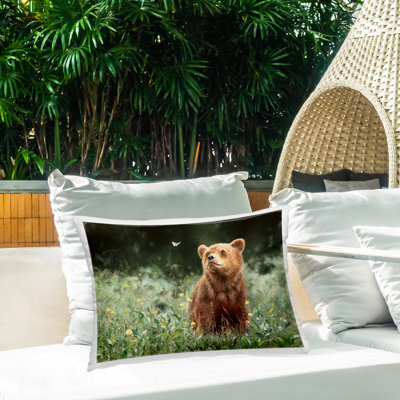 Coussin d'extérieur imprimé bébé ours et papillon par Mark Kelso