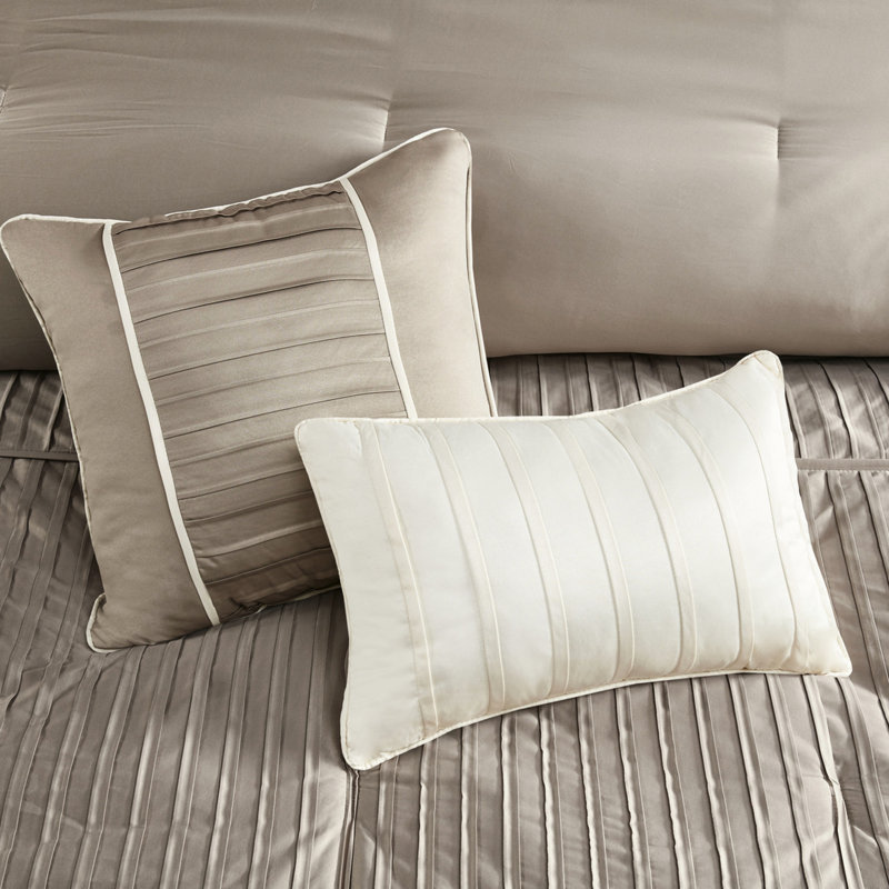 Ensemble d'édredon 7 pièces Charmeuse, Queen Comforter + 6 Additional Pieces