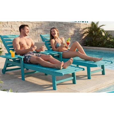 Chaise longue de piscine en polyéthylène haute densité toutes saisons avec roulettes et table d'appoint pliable, chaise de plage inclinable réglable à 5 positions avec trou pour parasol pour la terrasse de la piscine