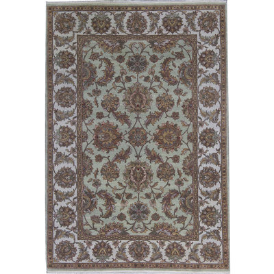 Tapis vert clair et ivoire noué à la main de haute qualité