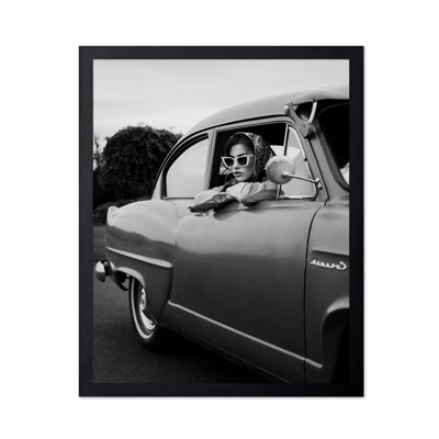 Femme dans une voiture classique