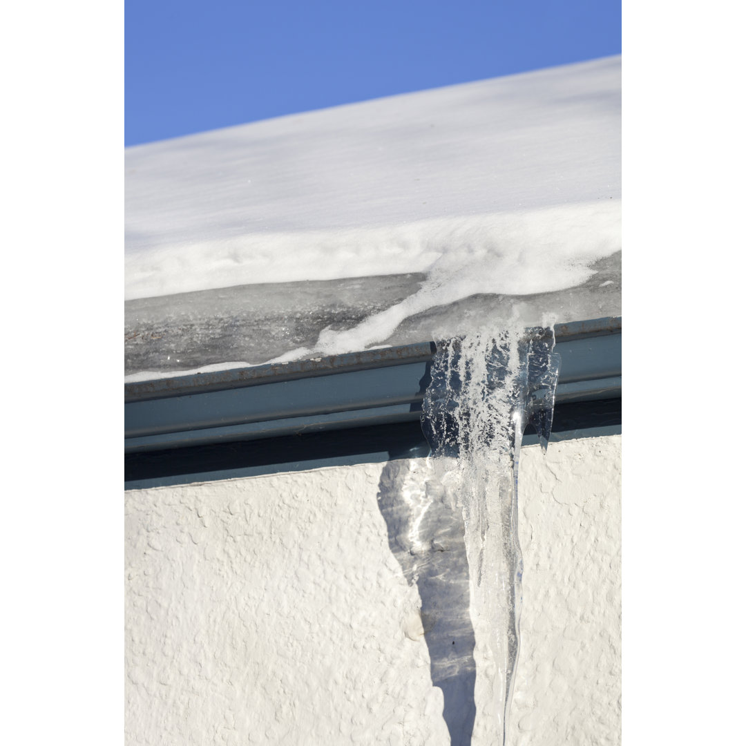 Schnee, Eisdamm und Eiszapfen auf dem Hausdach, Dachrinne von YinYang - No Frame Kunstdrucke auf Leinwand