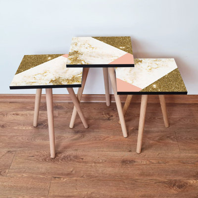 Ensemble de tables gigognes modernes (3 pièces), blanc et saumon avec accents dorés, 13,8 po x 20,5 po x 13,8 po | 100% panneau de fibres à densité moyenne avec pieds en bois de hêtre | Conception géométrique élégante pour le salon, le bureau et la décoration