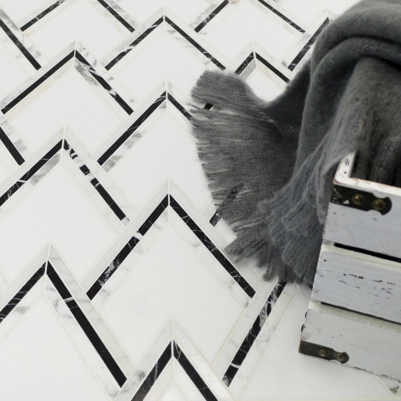 Carreau de mosaïque murale à chevrons en marbre 4,23 "x 5,28" Ogee, Noir / blanc