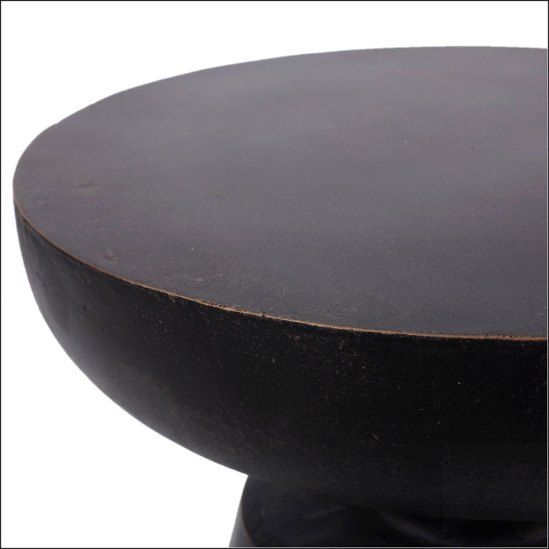 Table d'appoint d'extérieur en béton léger avec un design moderne et une fabrication durable pour un décor de patio élégant