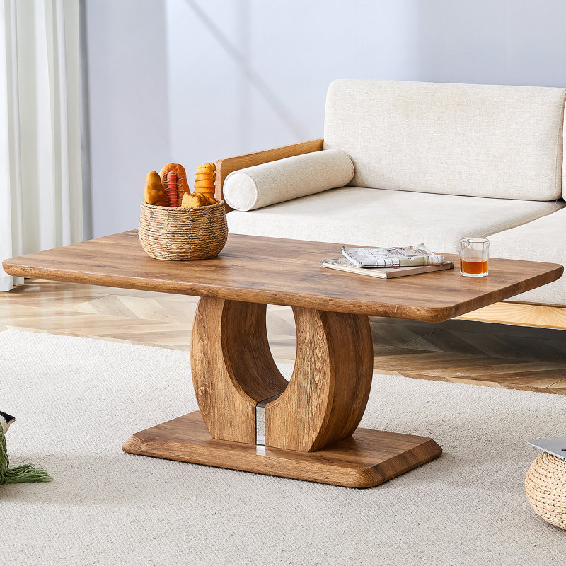 Table basse moderne et simple de luxe moderne de couleur bois. Le bureau d'ordinateur. La table de jeu.
