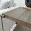 Élégante table basse à structure en métal avec roulettes, parfaite pour les espaces de vie modernes et polyvalents.