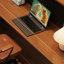 Bureau d'écriture brun en bois massif en forme de L-118615319-131440934