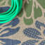 Tapis d'intérieur / extérieur bleu marine / vert à motif floral texturé Hagy-195143317