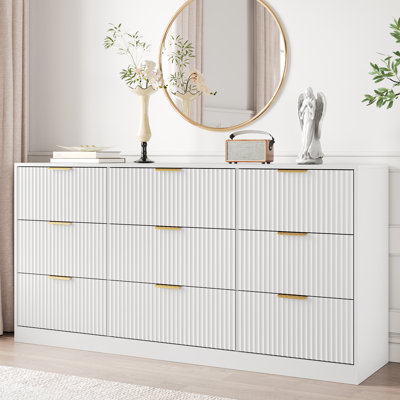 Commode cannelée pour chambre à coucher avec 9 tiroirs, commode moderne de 63 po de largeur avec poignée en métal, blanc