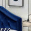 Tête de lit grand et grand lit - Revêtement en velours bleu marine avec capitonnage à boutons et détails cloutés délicats pour une chambre luxueuse et confortable-129902798-129902796-129902793