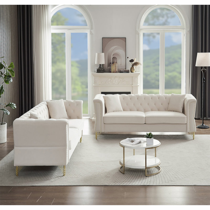 Luxueux canapé combiné capitonné avec accoudoirs roulés et garniture cloutée