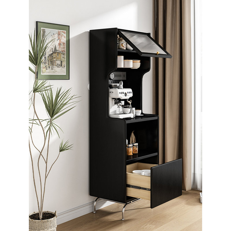 Armoire de rangement scandinave en bois massif de style rétro intégrée contre le mur de la cuisine., Noir mat
