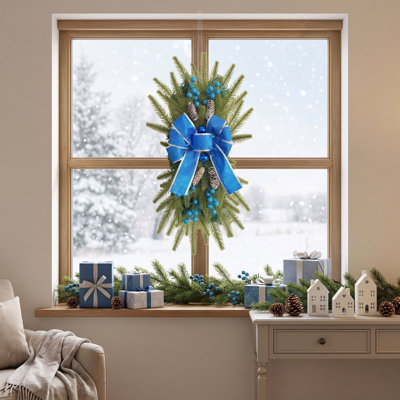 Ensemble de 2 guirlandes de Noël artificielles bleues en forme de larme (45 cm), décorées de branches de pin, d'un nœud bleu, de baies et de pommes de pin givrées, pour décorer votre porte d'entrée pendant les fêtes.