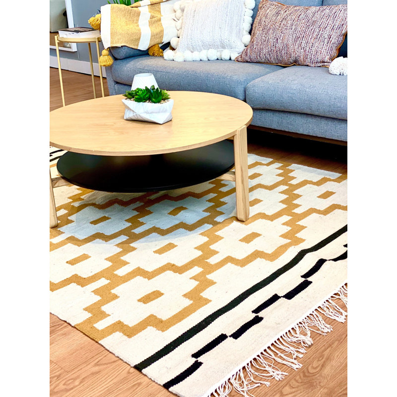 Tapis jaune à médaillons, Rectangle 2 pi 4 po x 4 pi 7 po