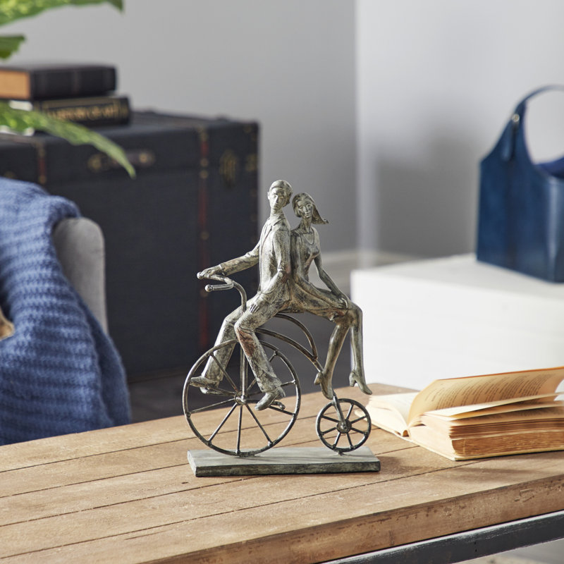 Minaudière en métal polystone patiné sur un vélo