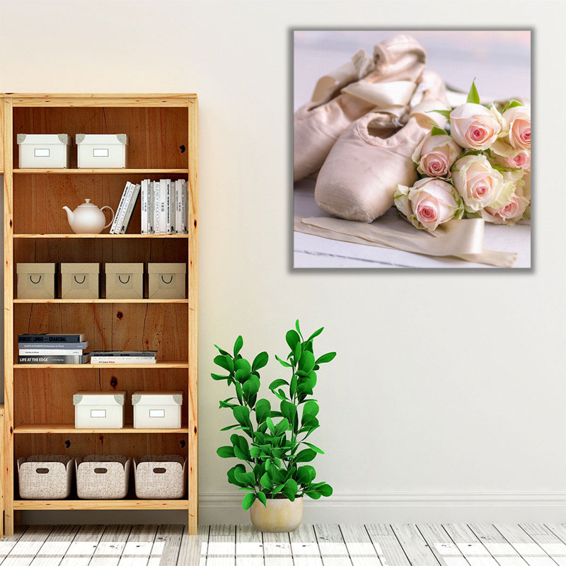 Ballet pantoufles avec bouquet de roses sur le sol - reproduction d'art sur toile, H 12 po x l 12 po