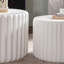 Ensemble de tables basses rondes festonnées blanches-534268459