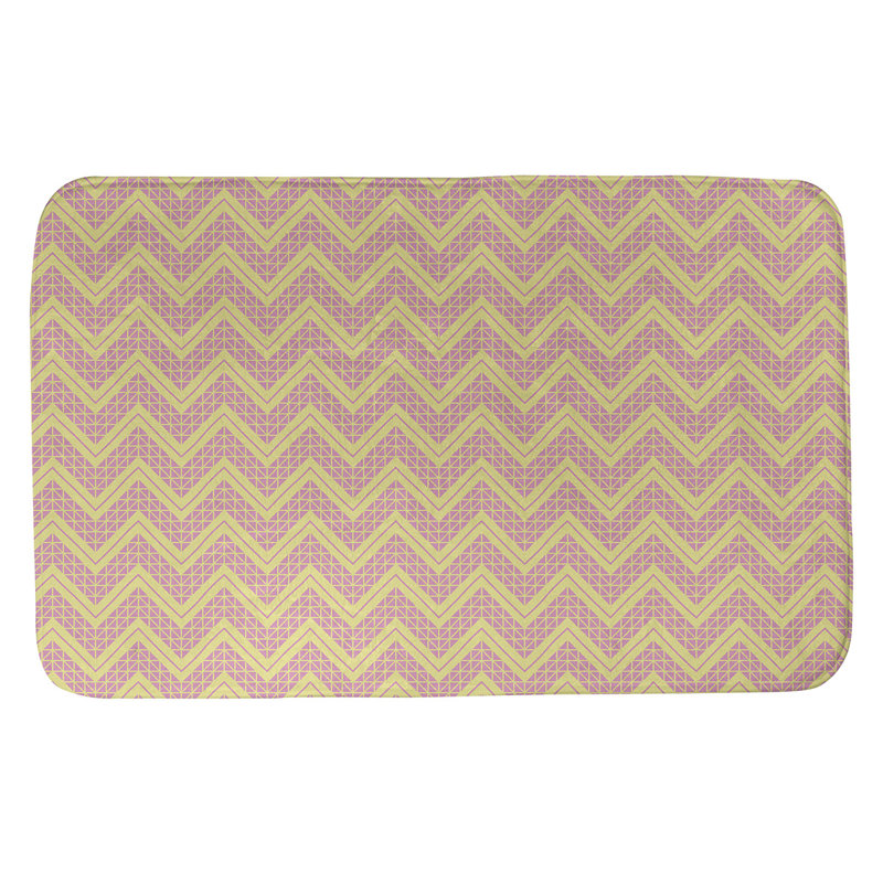 Tapis pour salle de bain à motif à chevrons à la main Stephenie, l 17 po x L 24 po, Jaune / Rose