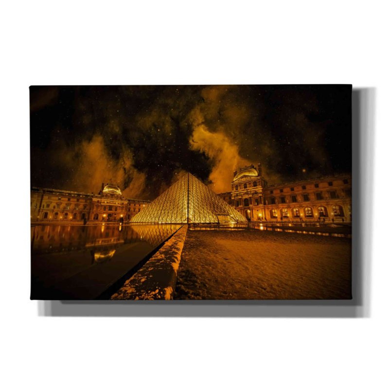 «Lourve Pyramid» par Sebastien Lory, estampe numérique sur toile, L 18 po x H 12 po x P 0,75 po
