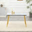 Table de salle à manger moderne en verre minimaliste avec texture en marbre et pieds dorés-1008776083