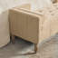 Banc de rangement à l'extrémité du lit-760699046-760699045