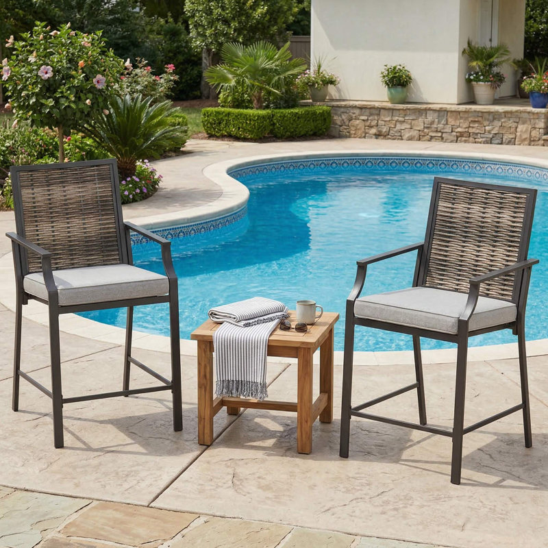 Ensemble de 2 chaises de bar en rotin PE à hauteur de comptoir toutes saisons, accoudoirs rembourrés ergonomiques et repose-pieds antidérapant stable, structure renforcée antirouille
