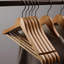 Cintres à vêtements en bois massif renforcé - solution de garde-robe sans plis-1212607769