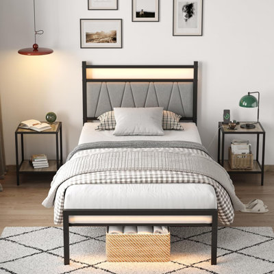Cadre de lit en métal avec tête de lit et station de charge avec lumières DEL Cadre de lit moderne en métal pour meubles de chambre à coucher