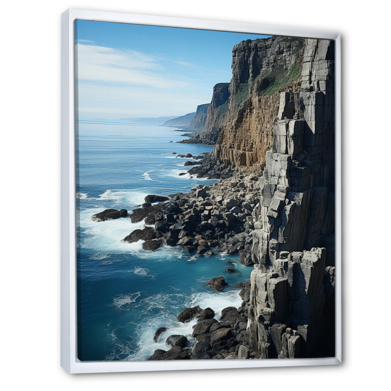 Falaises de l'océan côtier Sneaton I, H 32 po x l 24 po x P 1 po, Cadre flottant blanc