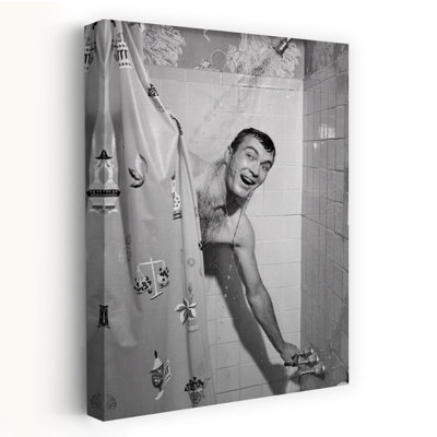 1950, homme dans la douche tournant sur l'eau et tirant le rideau de douche fermé, art mural rétro classique rétro