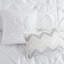 Ensemble de couette blanche 7 pièces pour lit Queen - Comprend une couette, des taies d'oreiller, des coussins décoratifs et un cache-sommier. Style raffiné. Comprend des coussins et est respirant.