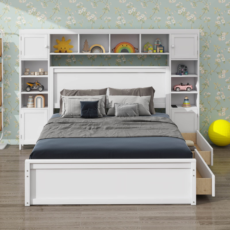Grand lit en bois avec armoire, tablette et prises de courant combinées