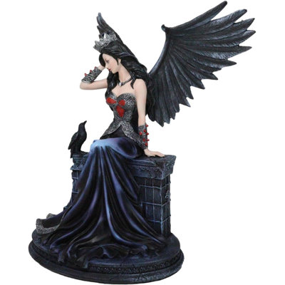 Figurine gothique sombre avec couronne corbeau et corbeau foncé